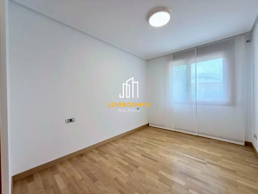 Bedroom of Flat for sale in  Logroño  with Air Conditioner, Heating and Private garden