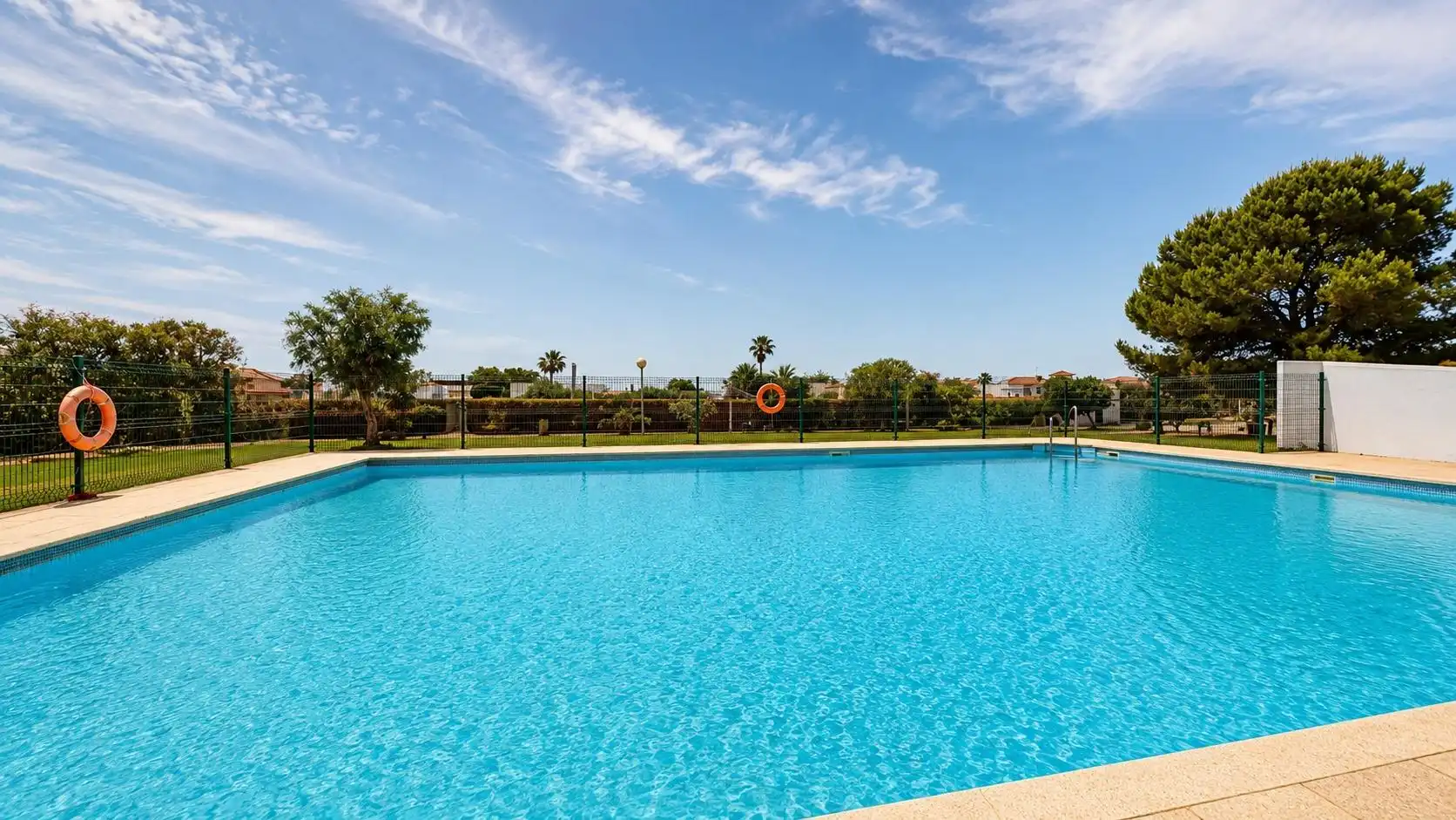 Piscina de Casa adosada en venda en Almería amb Aire condicionat, Terrassa i Balcó