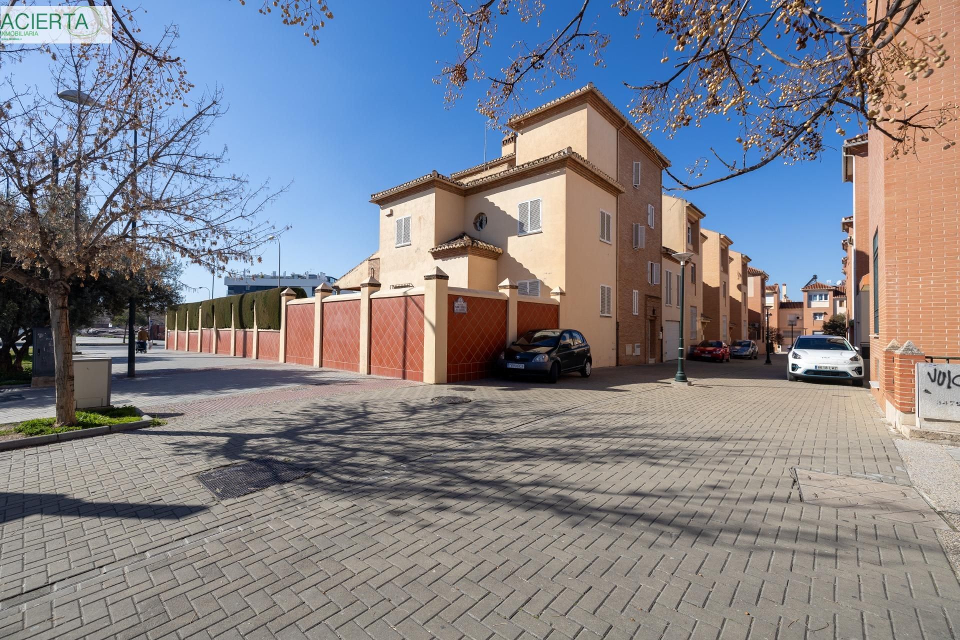 Vista exterior de Casa adosada en venda en  Granada Capital amb Aire condicionat, Calefacció i Terrassa