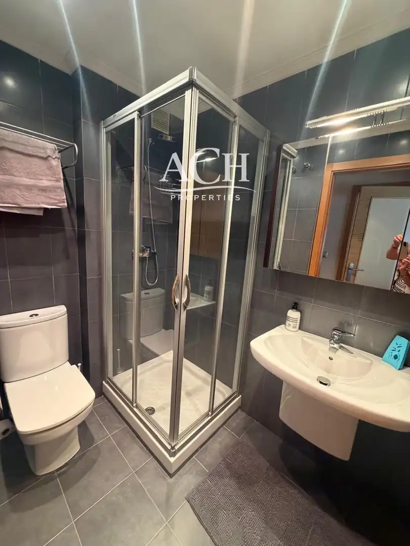 Badezimmer von Wohnung zur Miete in Bilbao  mit Heizung, Parkett und Möbliert