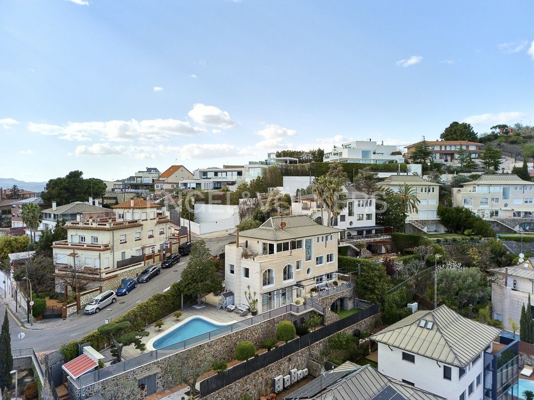 Vista exterior de Casa o xalet de lloguer en Esplugues de Llobregat amb Aire condicionat, Calefacció i Jardí privat