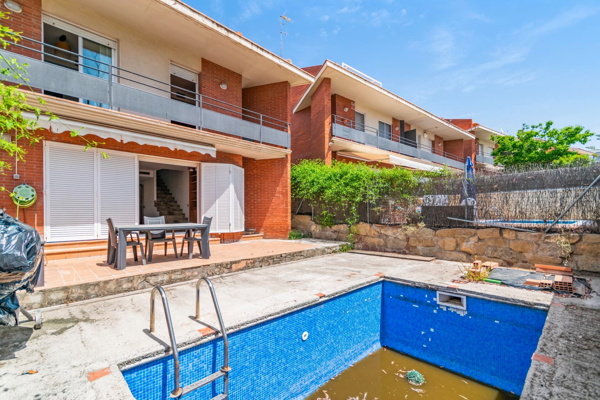 Exterior view of Single-family semi-detached for sale in Sant Feliu de Llobregat  with Air Conditioner, Private garden and Terrace