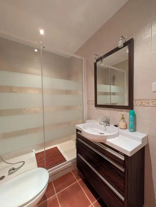 Baño de Casa adosada de alquiler en La Línea de la Concepción con Aire acondicionado, Calefacción y Jardín privado