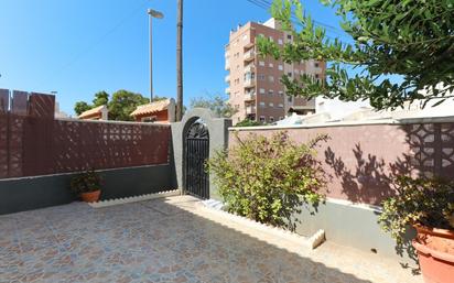 Vista exterior de Casa o xalet en venda en Torrevieja amb Aire condicionat, Jardí privat i Terrassa