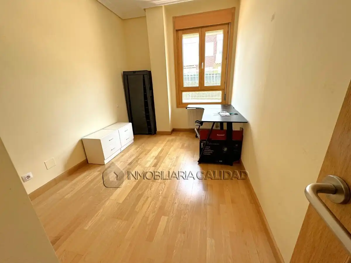 Habitación de Piso en venta en Burgos con Calefacción, Trastero y Piscina