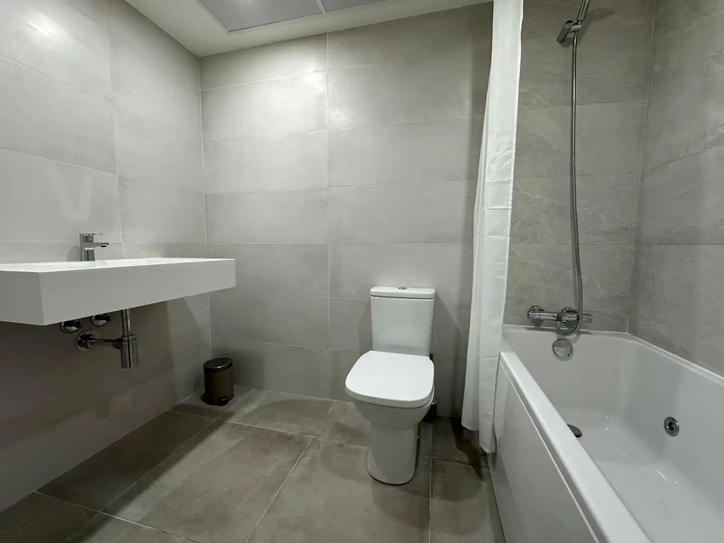 Bathroom of Flat for sale in Benalmádena  with Air Conditioner, Terrace and Community pool