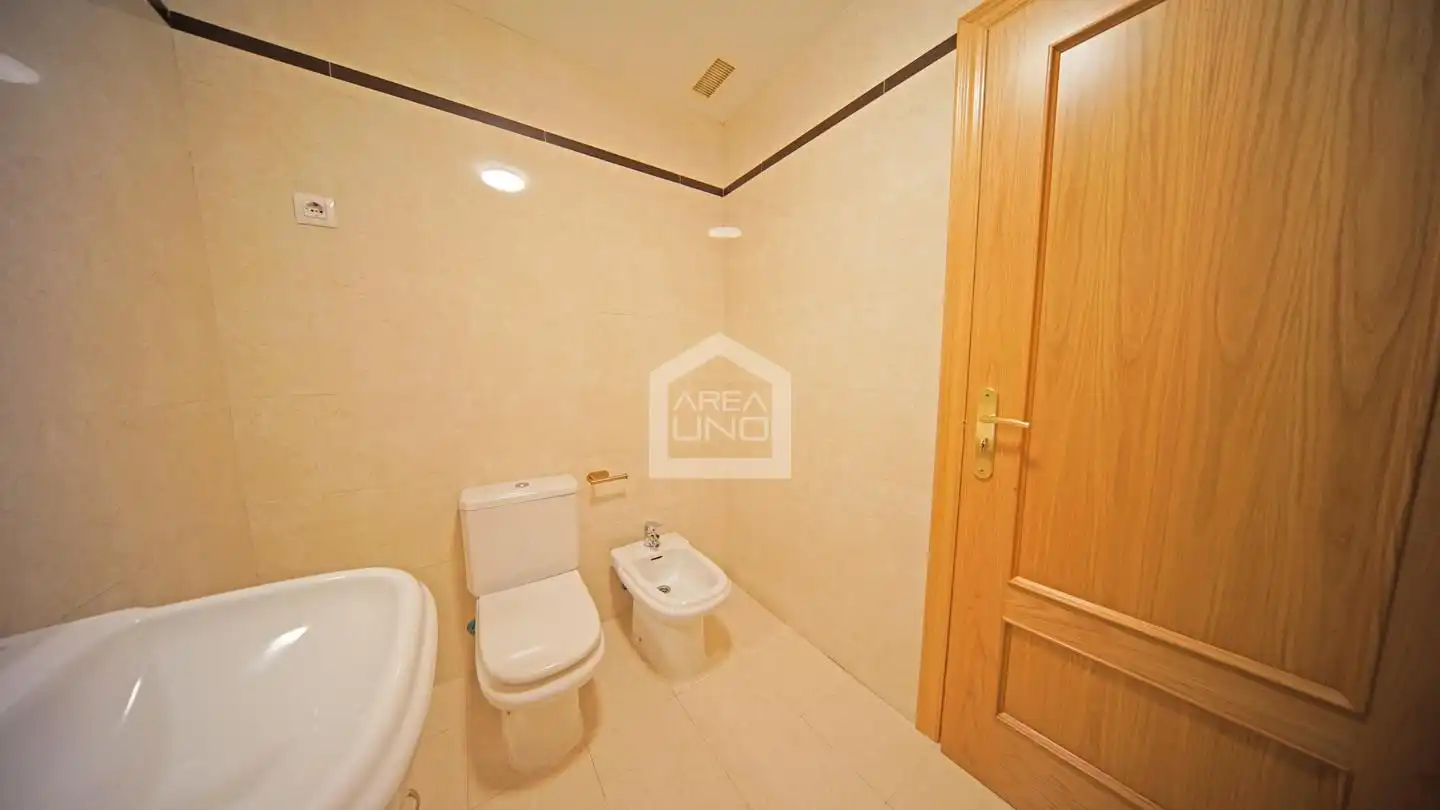 Badezimmer von Wohnung zur Miete in Alcorcón mit Klimaanlage, Heizung und Parkett