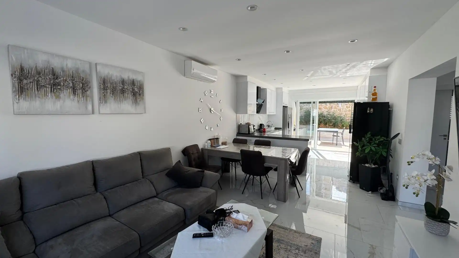 Living room of Detached homes for sale in Benidorm  with Air Conditioner, Private garden and Terrace