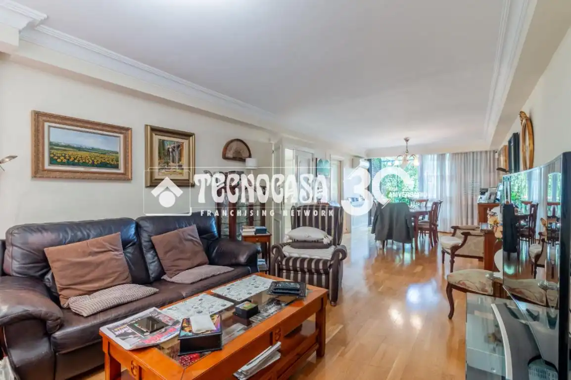 Sala d'estar de Casa adosada en venda en Madrid amb Aire condicionat, Calefacció i Terrassa