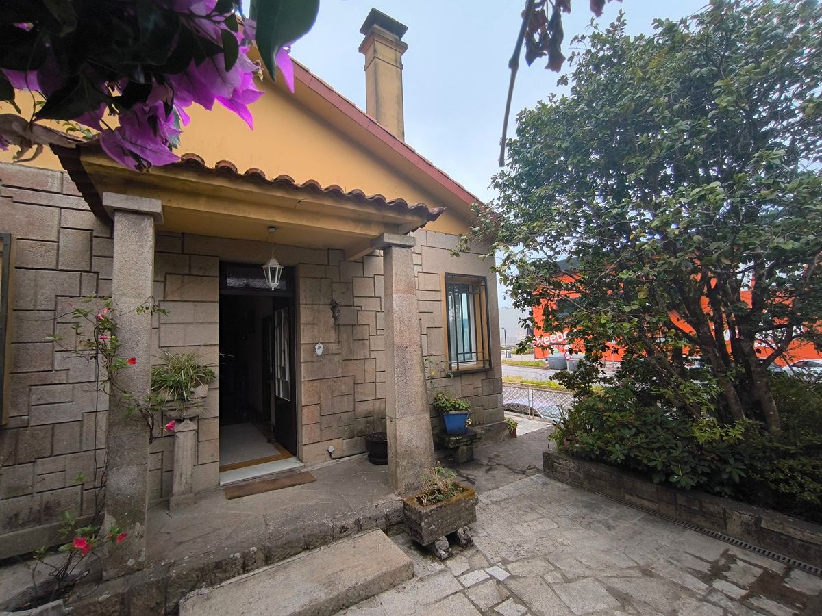 Vista exterior de Casa o xalet en venda en Vilagarcía de Arousa amb Calefacció, Jardí privat i Parquet