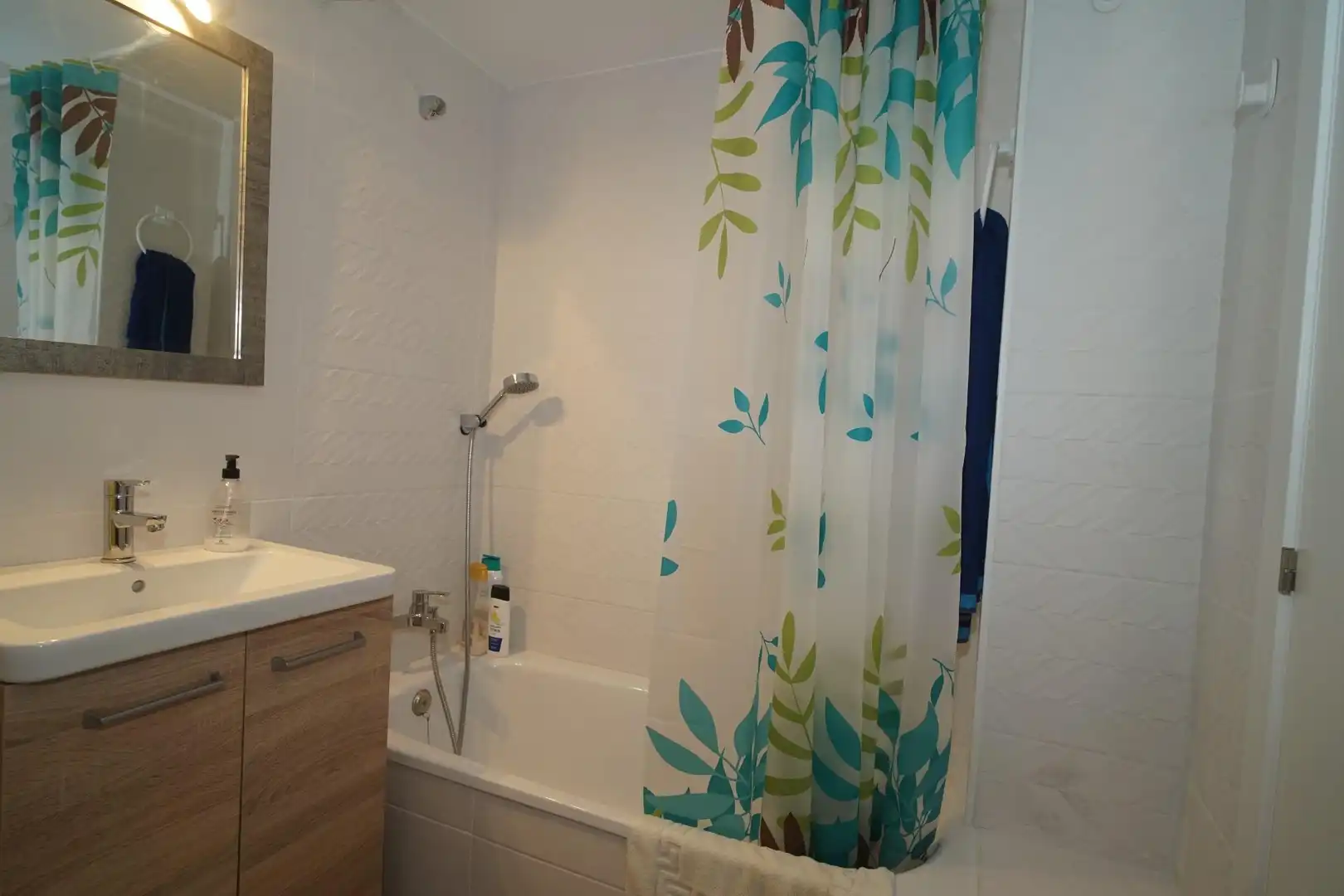 Badezimmer von Wohnung zur Miete in Santa Cruz de Bezana mit Parkett