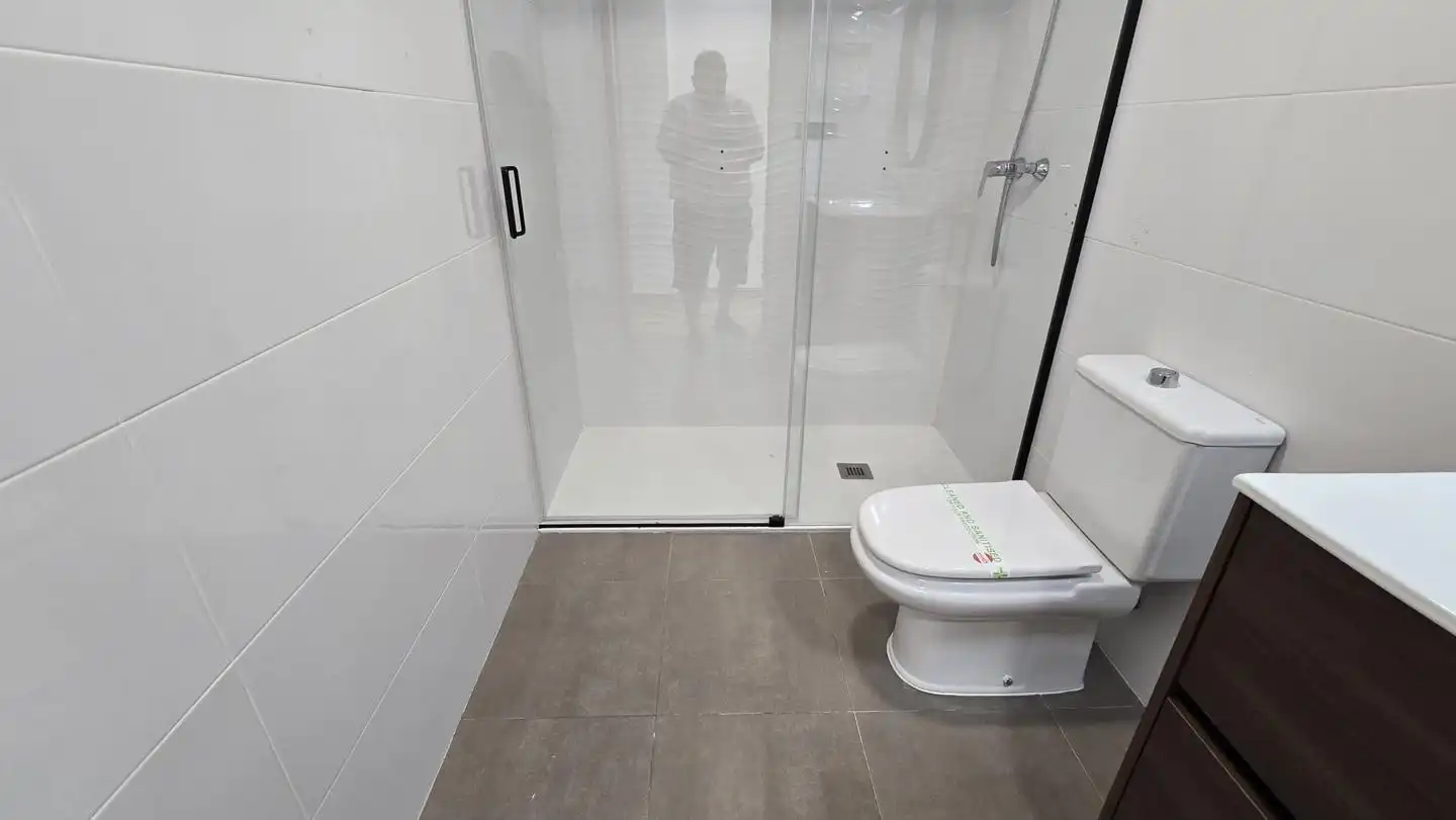 Badezimmer von Wohnung zur Miete in Gandia mit Klimaanlage, Terrasse und Möbliert