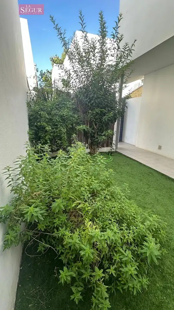 Casa adosada en venda en Conil de la Frontera amb Jardí privat, Terrassa i Piscina comunitària