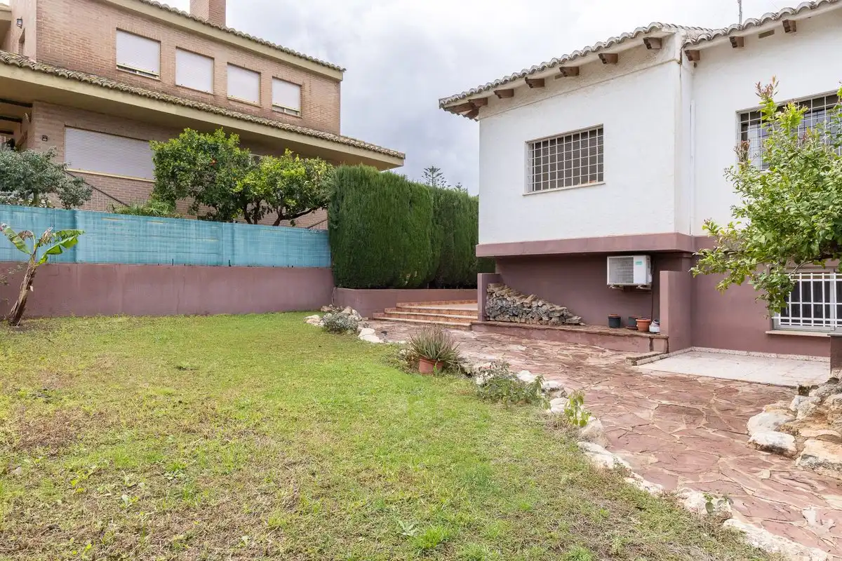 Garden of Houses for sale in Torrent  with Air Conditioner, Heating and Private garden