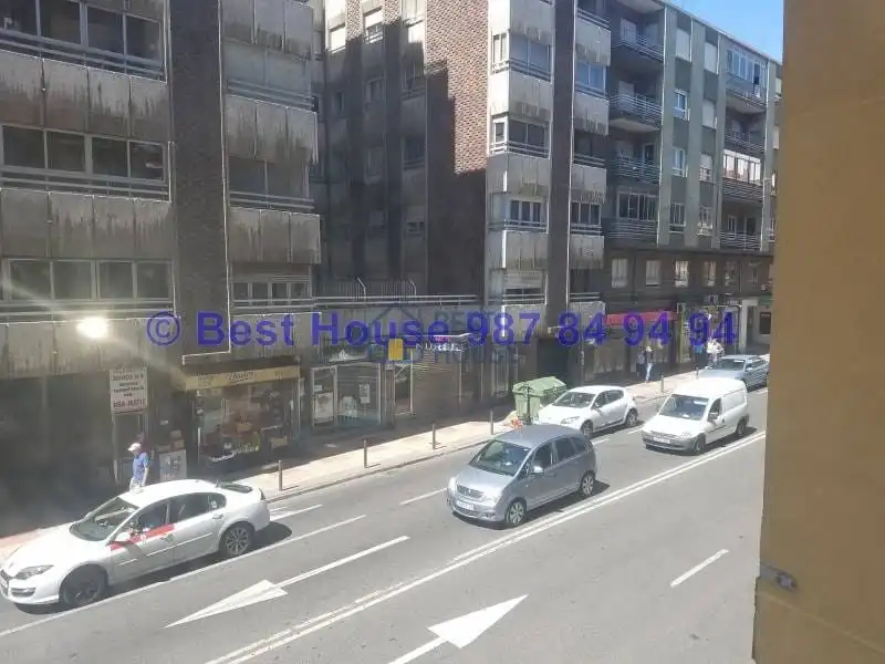 Vista exterior de Oficina en venta en León Capital  con Calefacción