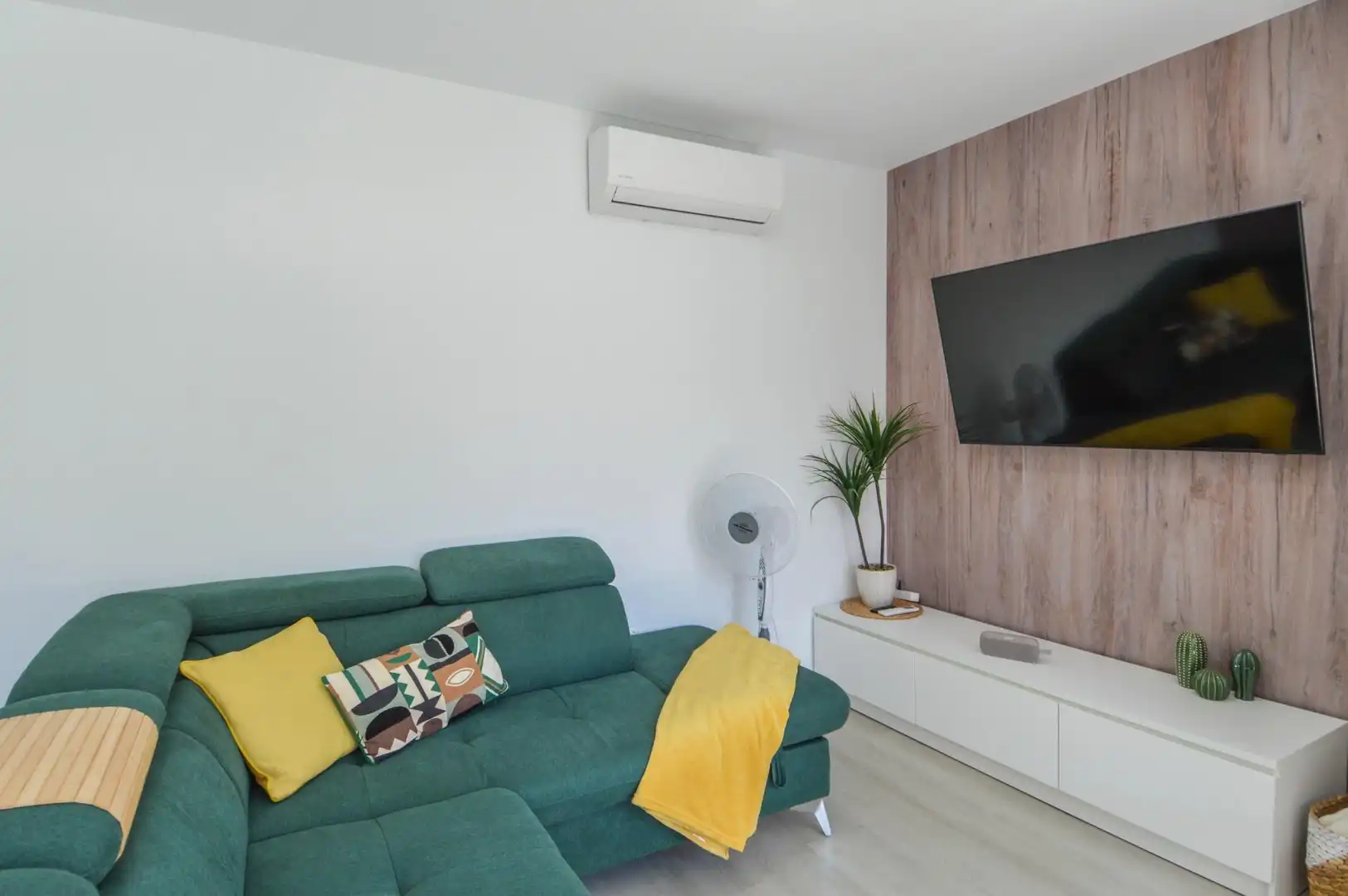 Sala d'estar de Apartament de lloguer en Mogán amb Aire condicionat, Jardí privat i Terrassa
