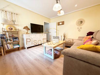 Sala d'estar de Pis en venda en Parla amb Calefacció, Parquet i Terrassa