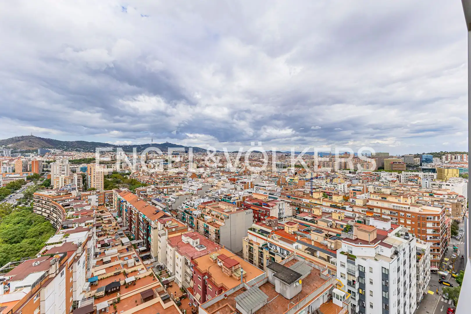 Vista exterior de Àtic en venda en L'Hospitalet de Llobregat amb Aire condicionat, Calefacció i Parquet