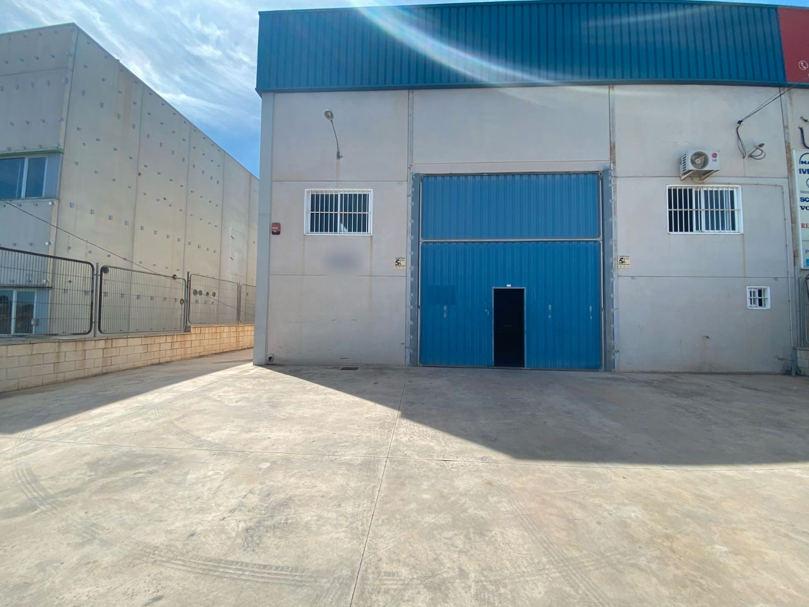 Vista exterior de Nau industrial en venda en San Vicente del Raspeig / Sant Vicent del Raspeig amb Calefacció i Alarma