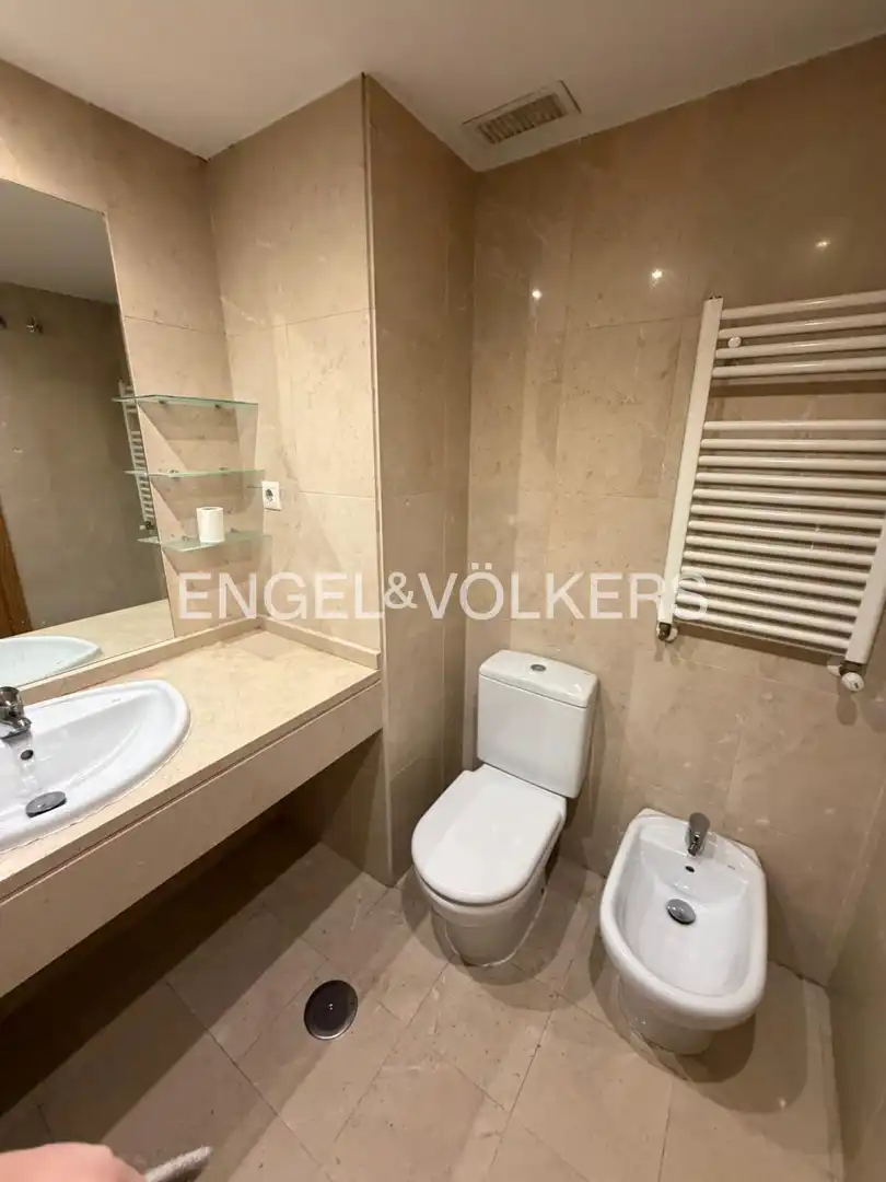 Baño de Apartamento de alquiler en San Sebastián de los Reyes con Aire acondicionado, Calefacción y Jardín privado