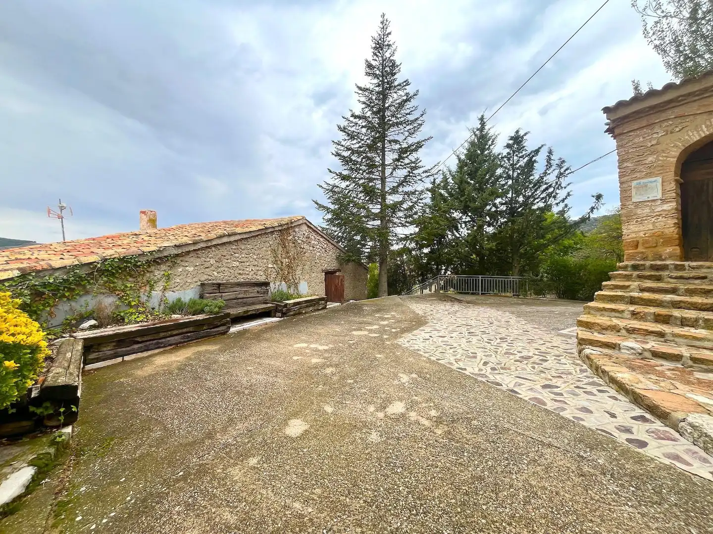 Vista exterior de Finca rústica en venda en Bea amb Calefacció, Terrassa i Moblat