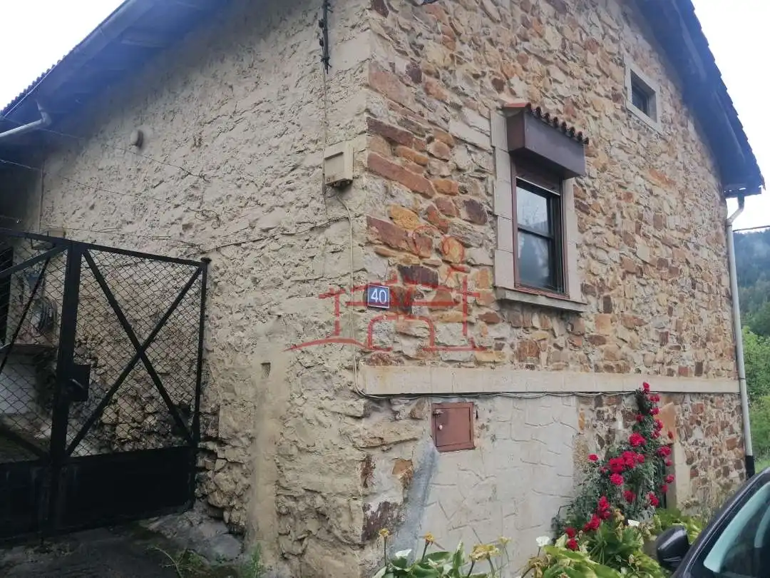 Vista exterior de Finca rústica en venda en Izurtza amb Calefacció