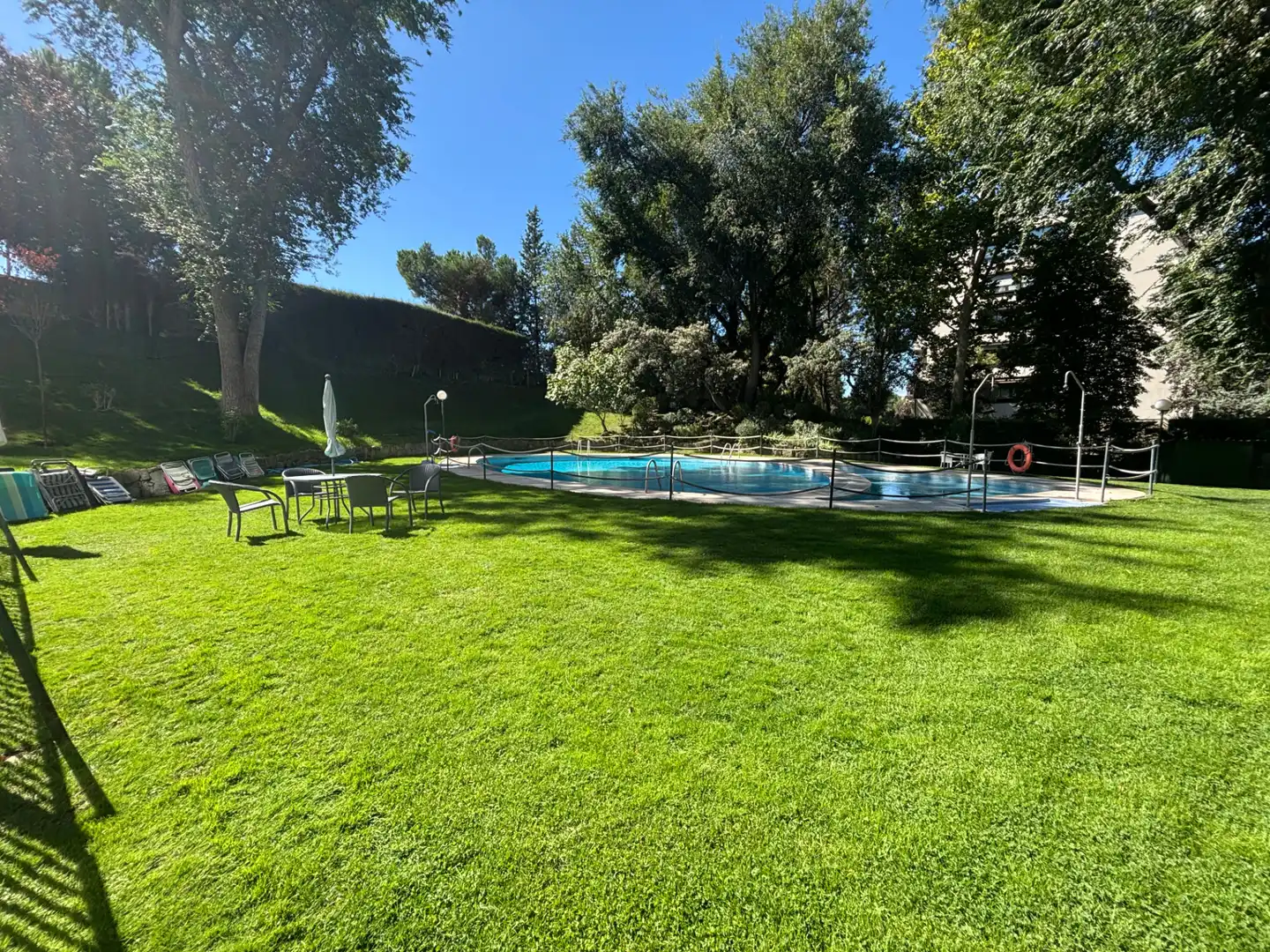 Piscina de Pis de lloguer en Madrid amb Jardí privat, Parquet i Terrassa