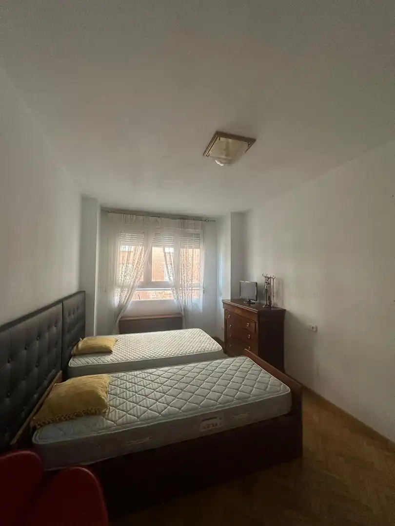 Habitación de Piso en venta en León Capital  con Calefacción, Terraza y TV
