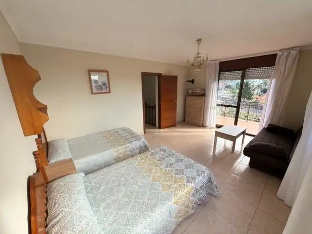 Dormitori de Casa o xalet en venda en Sanxenxo amb Jardí privat, Terrassa i Moblat