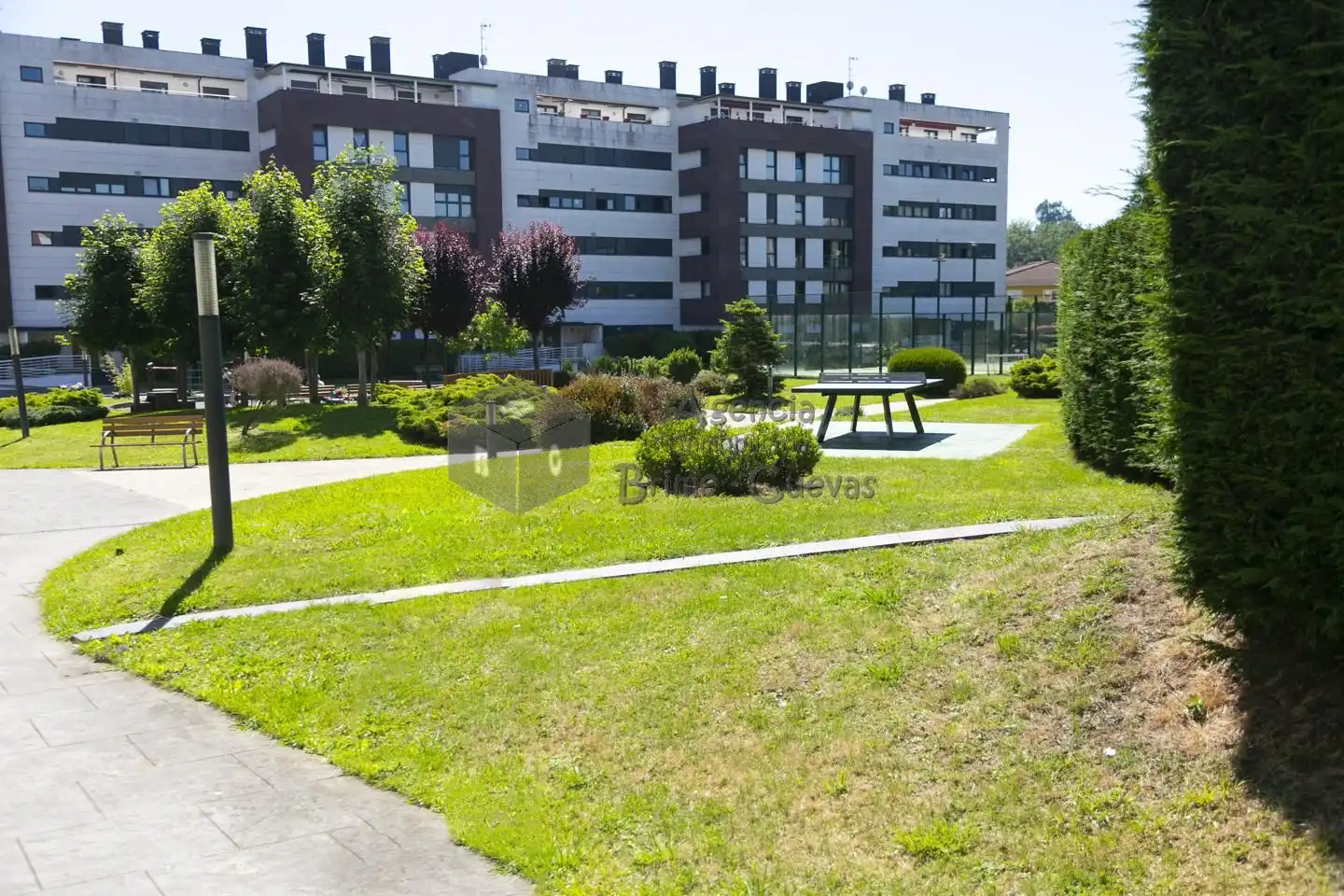 Außenansicht von Erdgeschoss zum Verkauf in Oviedo  mit Heizung, Privatgarten und Parkett