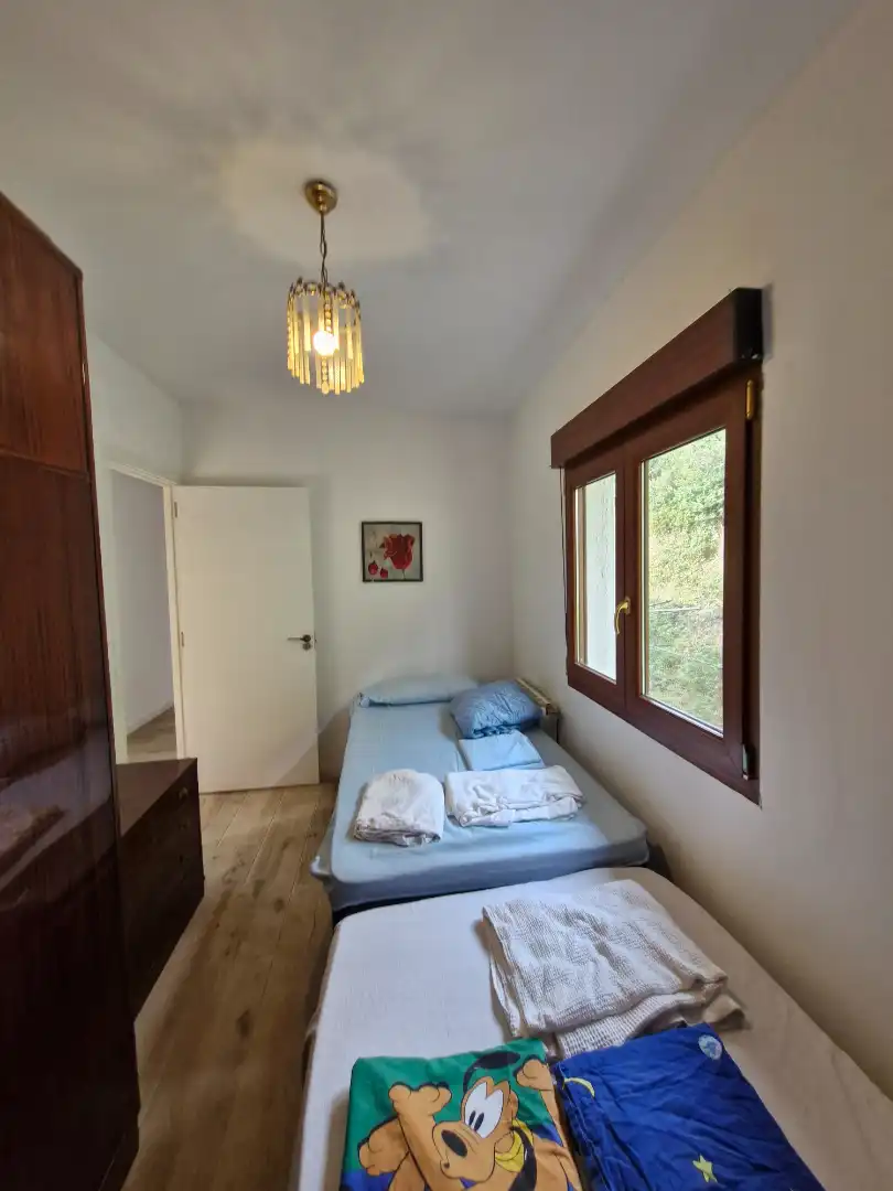 Schlafzimmer von Wohnung zur Miete in Alonsotegi mit Heizung, Möbliert und Ofen
