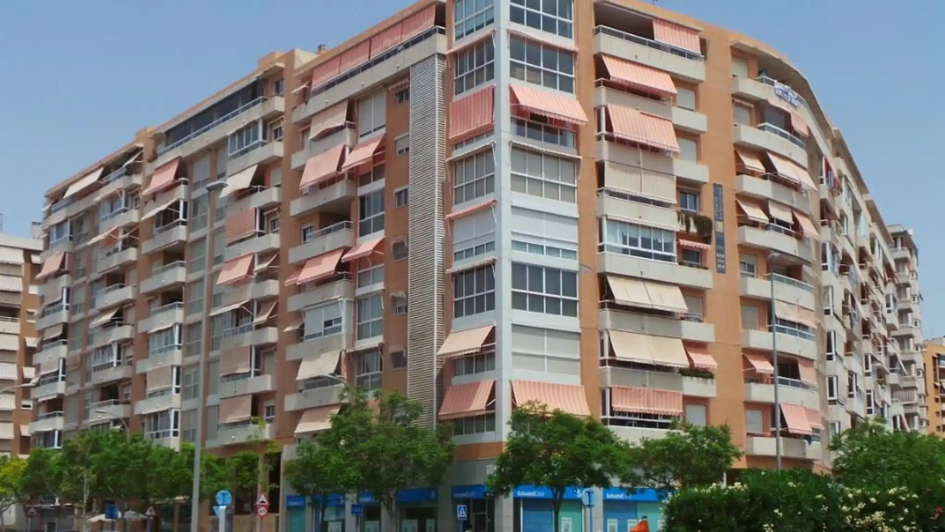 Vista exterior de Piso en venta en Alicante / Alacant con Trastero, Balcón y Piscina comunitaria