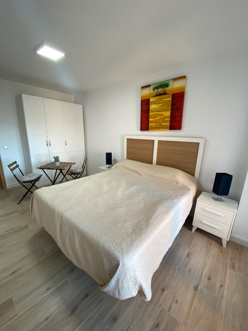 Dormitori de Pis de lloguer en Málaga Capital amb Aire condicionat, Terrassa i Moblat