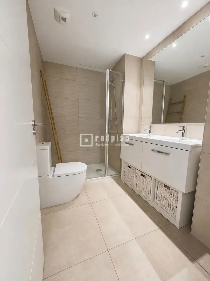 Baño de Piso de alquiler en Alcobendas con Aire acondicionado, Calefacción y Jardín privado