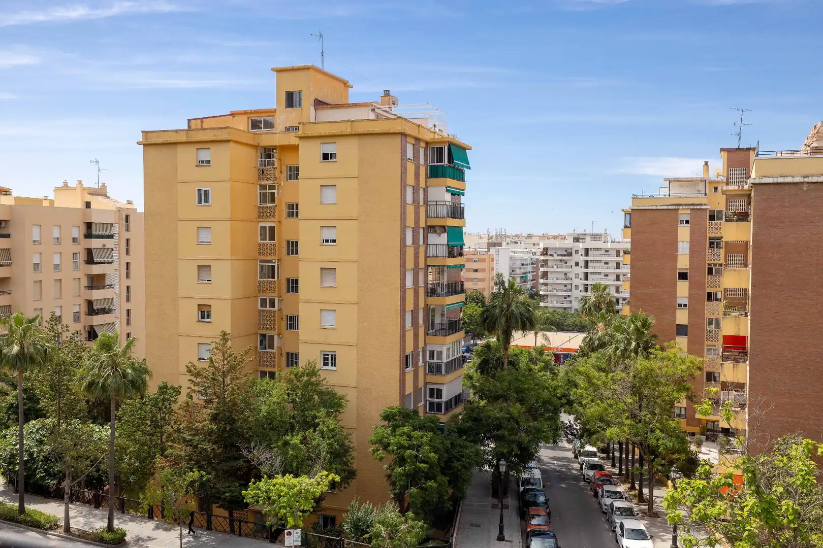 Vista exterior de Planta baja en venta en Marbella con Terraza y Piscina comunitaria