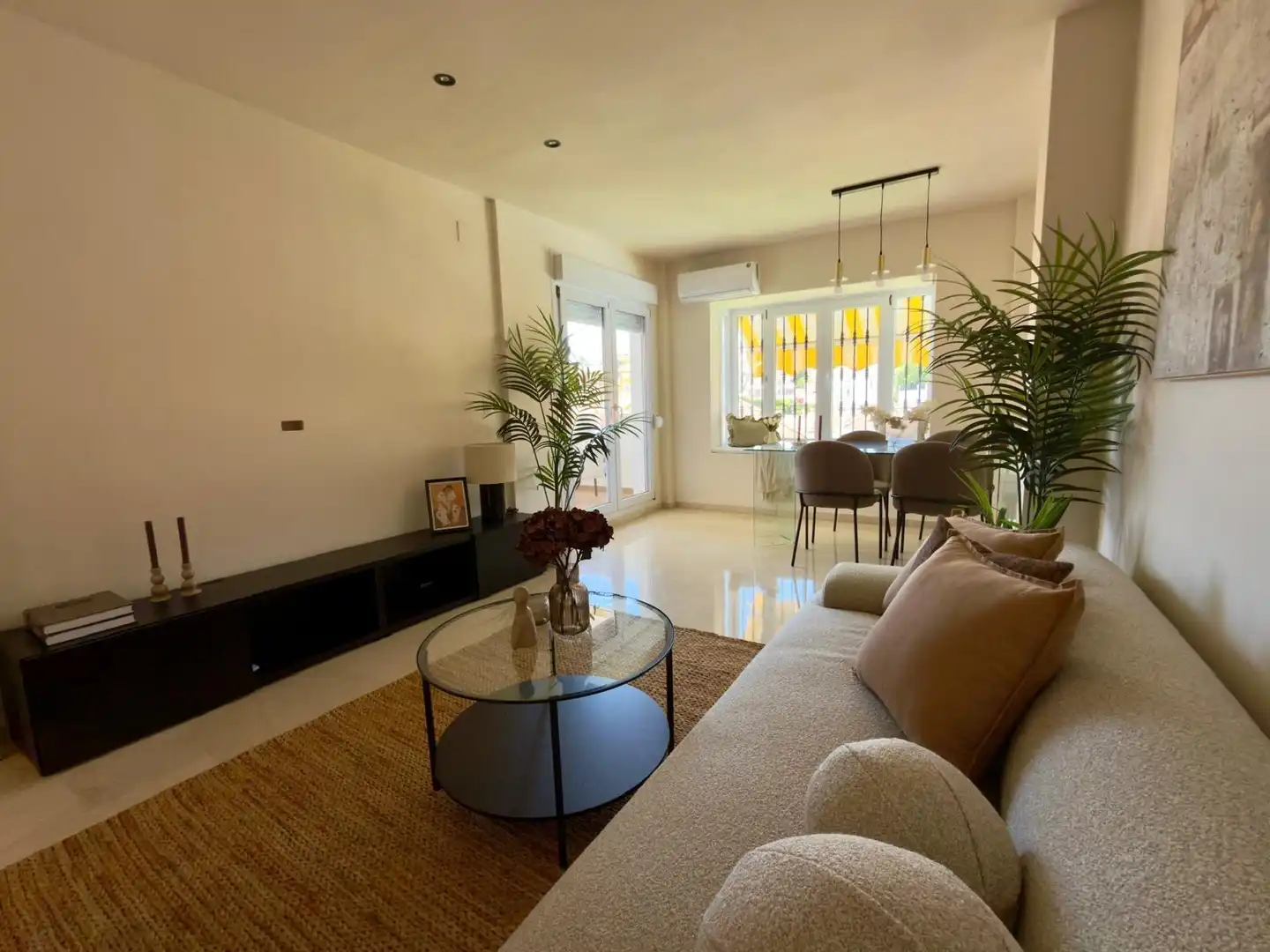 Wohnzimmer von Erdgeschoss zum Verkauf in Rincón de la Victoria mit Klimaanlage, Privatgarten und Terrasse