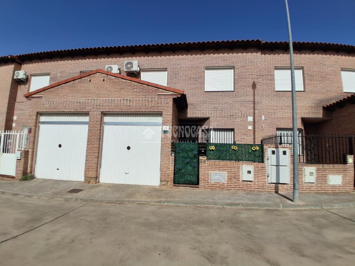 Exterior view of Single-family semi-detached for sale in Lucillos  with Air Conditioner, Heating and Terrace