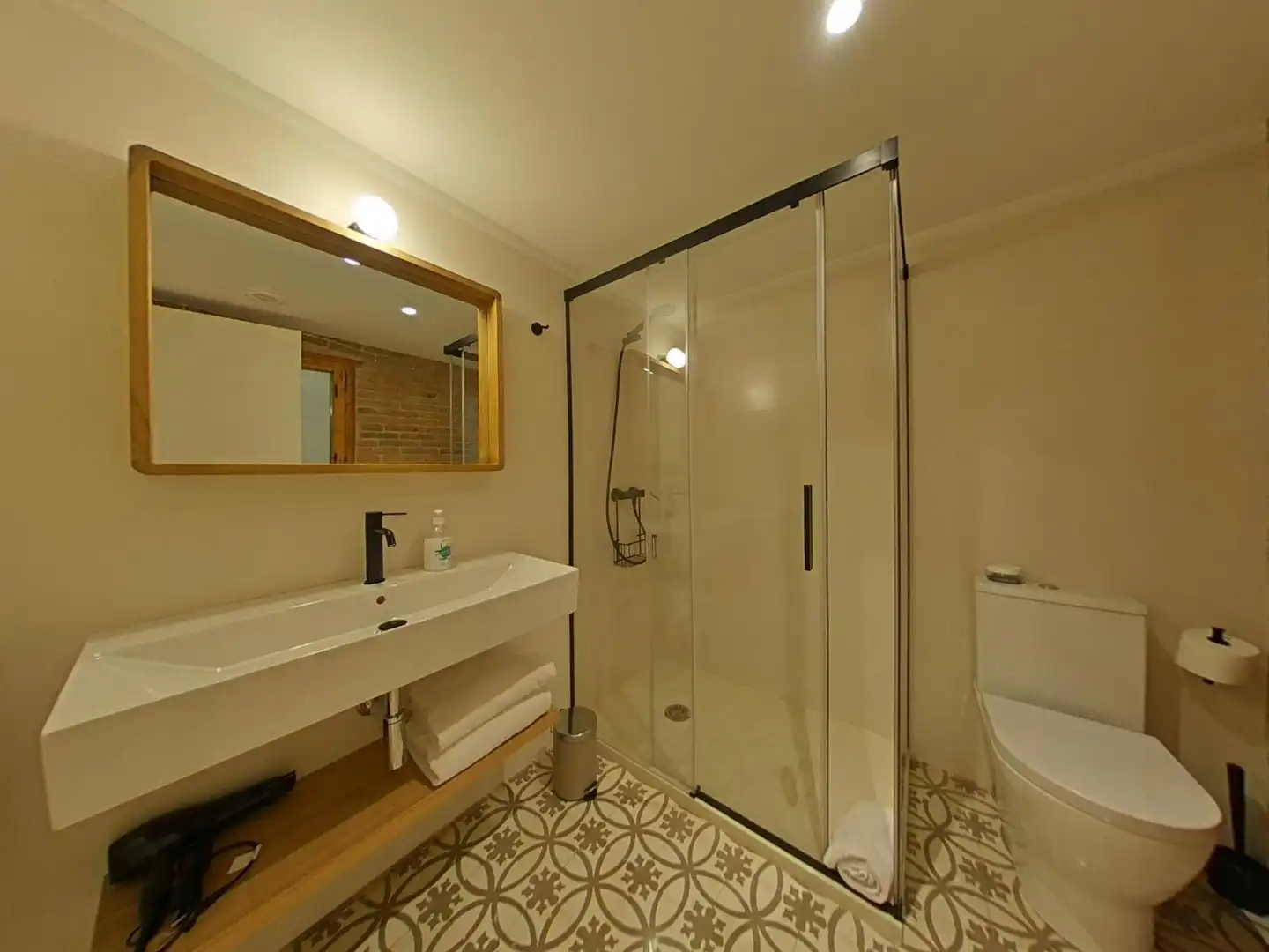 Bathroom of Flat for rent in Girona  with Air Conditioner, Heating and Terrace