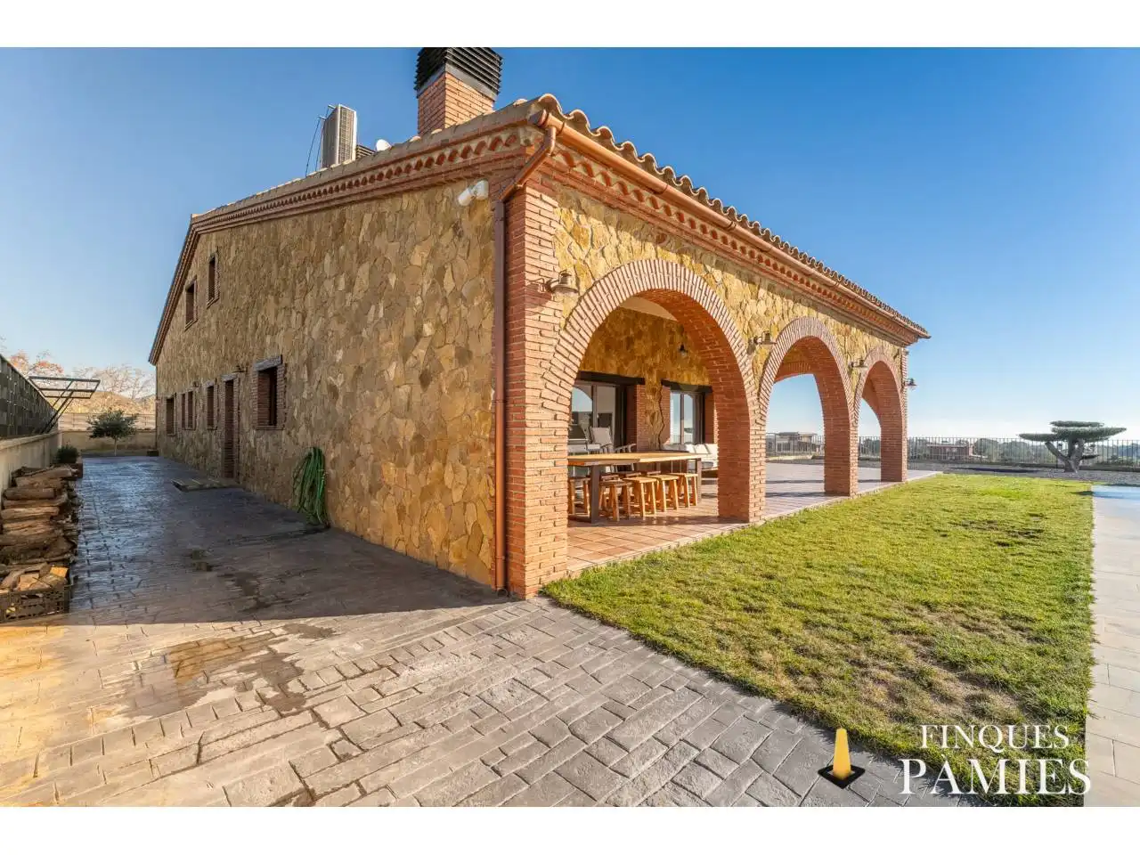 Vista exterior de Casa o xalet en venda en Vilanova d'Escornalbou amb Aire condicionat, Calefacció i Jardí privat