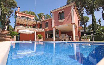 Swimming pool of House or chalet for sale in Alcalá de Guadaira  with Air Conditioner, Private garden and Terrace