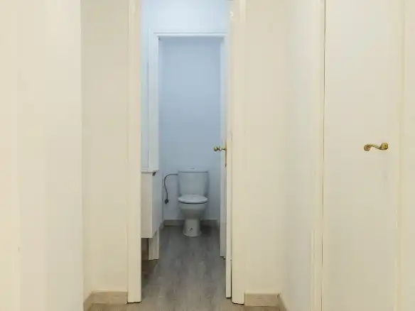 Baño de Local en venta en Zaragoza con Aire acondicionado, Calefacción y Parquet