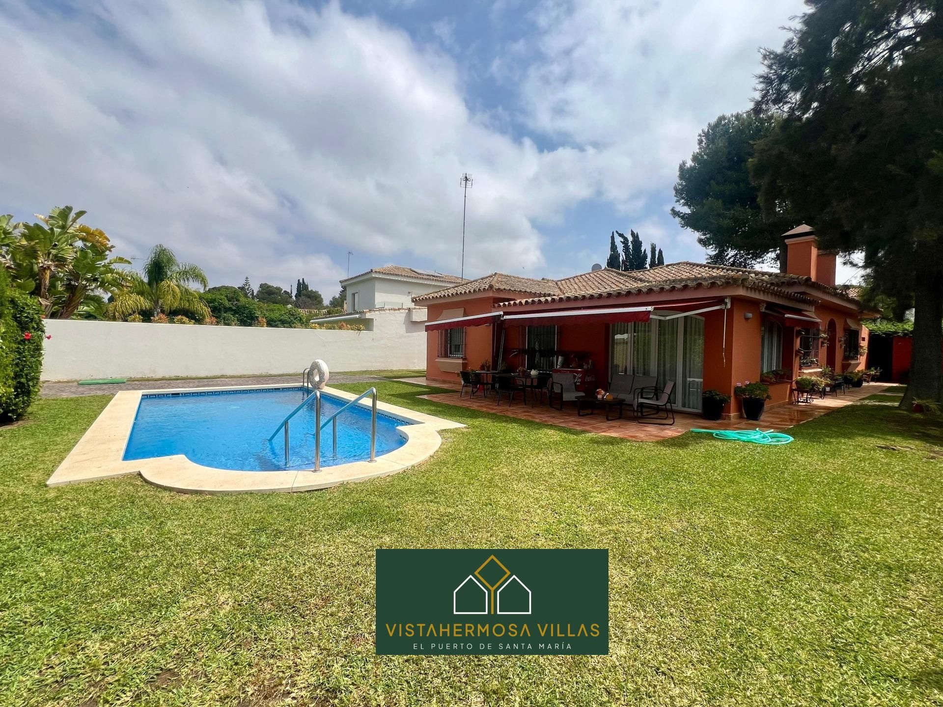 Exterior view of House or chalet for sale in El Puerto de Santa María  with Air Conditioner, Heating and Private garden