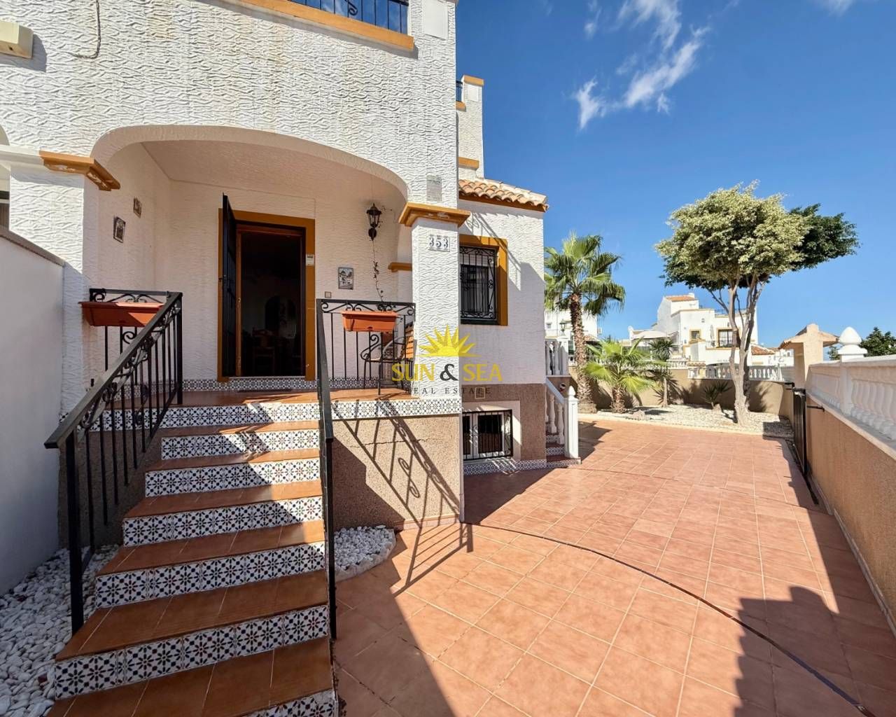 Vista exterior de Casa o xalet de lloguer en Orihuela amb Calefacció, Terrassa i Piscina