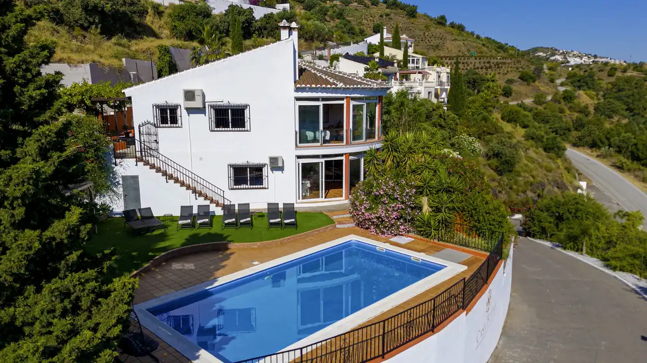 Vista exterior de Casa o xalet en venda en Viñuela amb Aire condicionat, Terrassa i Piscina