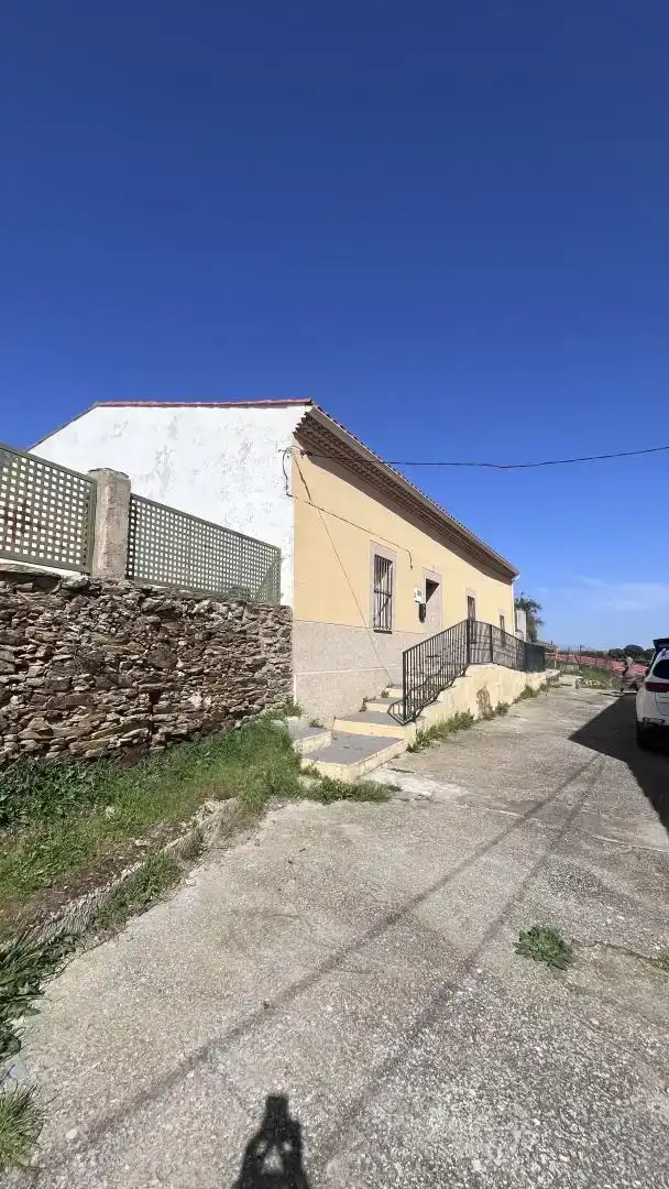 Vista exterior de Casa adosada en venda en Santa Marta de Magasca amb Aire condicionat, Jardí privat i Traster