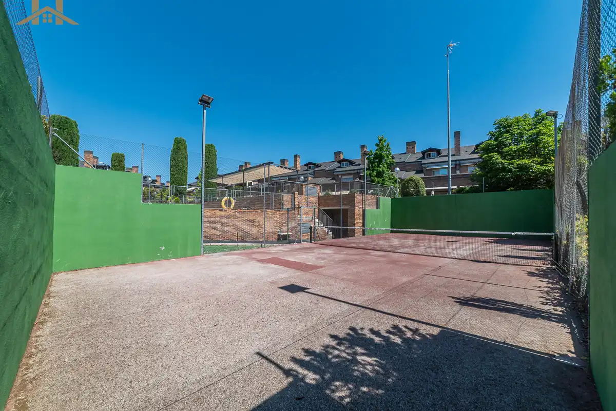 Vista exterior de Casa adosada en venda en Boadilla del Monte amb Aire condicionat, Calefacció i Jardí privat