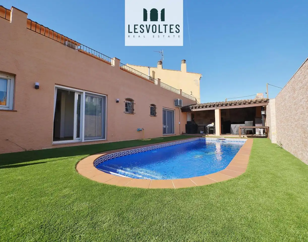Vista exterior de Casa o chalet en venta en Mont-ras con Aire acondicionado, Calefacción y Jardín privado
