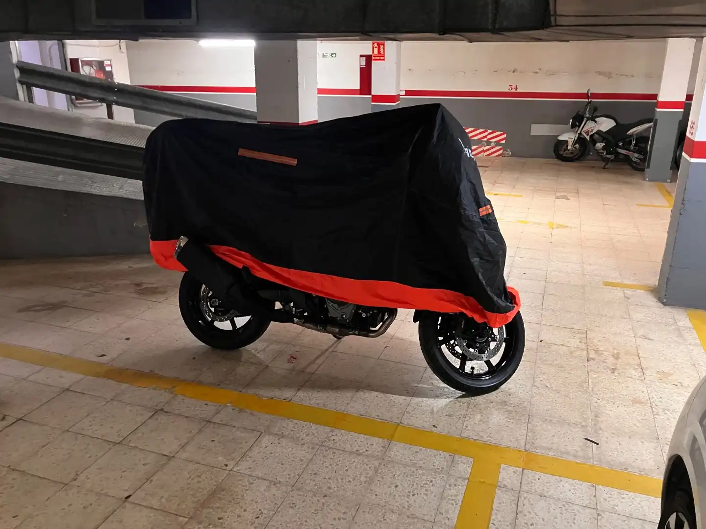 Moto in affitto a Plaça Josep Serrat i Bonastre 10, imagen 6