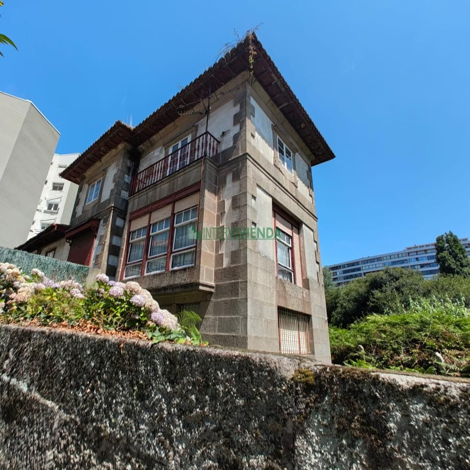 Vista exterior de Edifici en venda en Vigo 