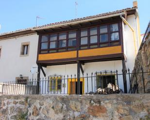 Vista exterior de Casa adosada en venda en Polaciones amb Balcó